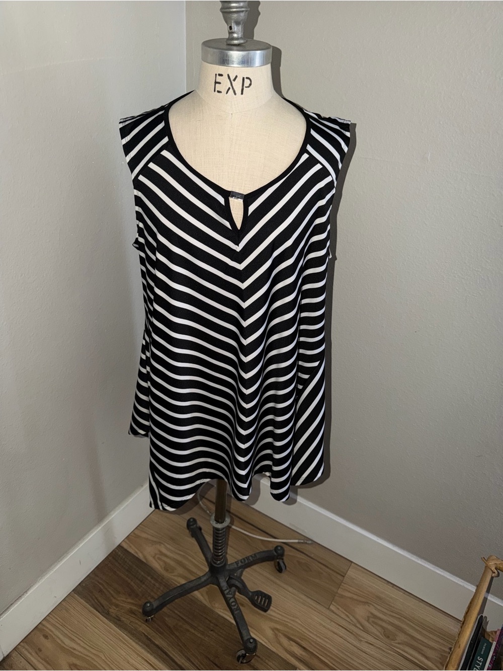 Avenue Black & White Striped Sleeveless Keyhole Top. Pit to Pit 21in Sz18